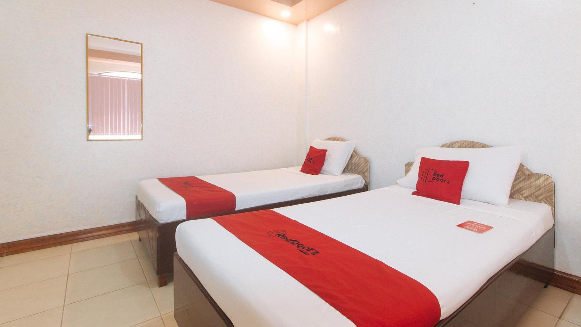 Reddoorz At Coco Grove Tourist Inn Panglao Exterior photo